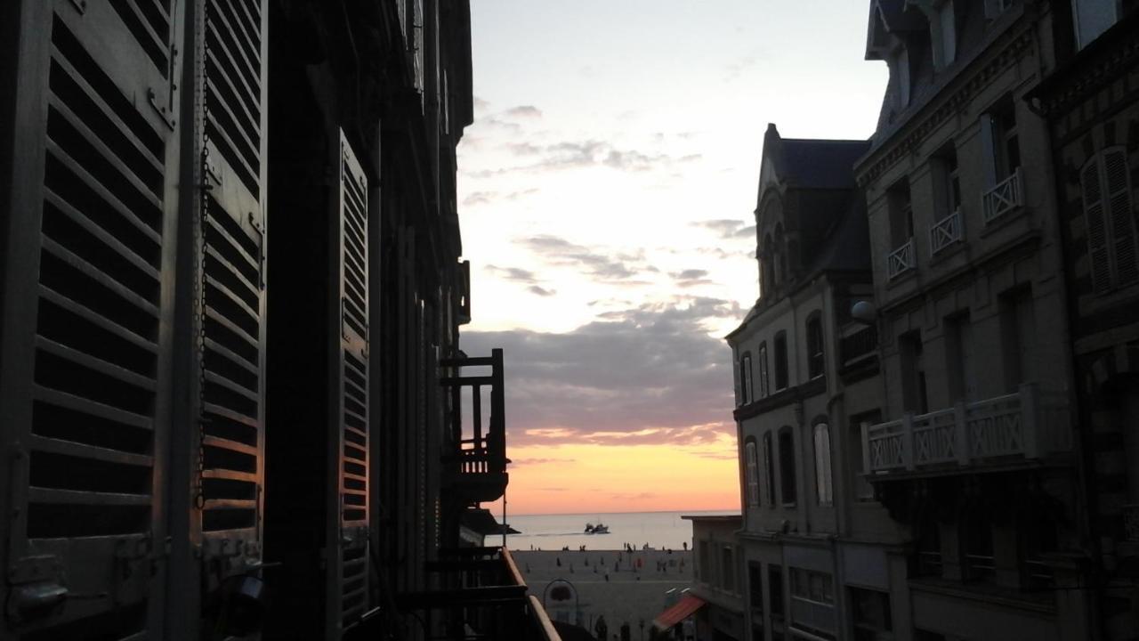 Trouville Centre 2 Pieces Balcon Sur Plage A 30 Metres Leilighet Eksteriør bilde